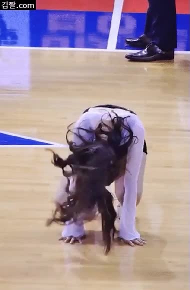 온라인슬롯, 슬롯사이트, 온라인카지노, 슬롯커뮤니티 슬롯왕국 - 쩍벌.. 몸 안사리는 치어리더