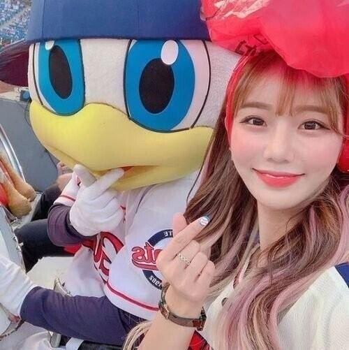 온라인슬롯, 슬롯사이트, 온라인카지노, 슬롯커뮤니티 슬롯왕국 - 열심히 세차하는 임주경 리포터