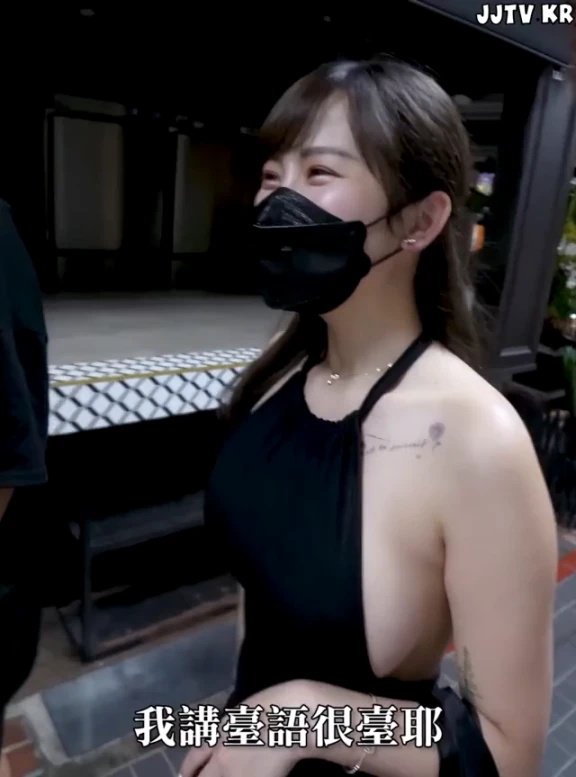 온라인슬롯, 슬롯사이트, 온라인카지노, 슬롯커뮤니티 슬롯왕국 - 옆가슴 다 내놓고 시장구경하는 처자
