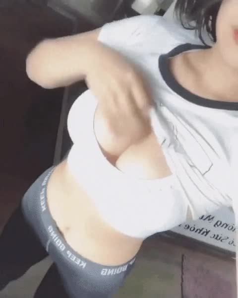 온라인슬롯, 슬롯사이트, 온라인카지노, 슬롯커뮤니티 슬롯왕국 - 가슴 자랑하면서 윙크해주기
