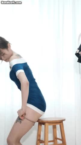 온라인슬롯, 슬롯사이트, 온라인카지노, 슬롯커뮤니티 슬롯왕국 - 스타킹 신는거 보여주는 문신녀