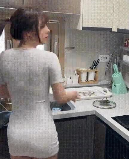 온라인슬롯, 슬롯사이트, 온라인카지노, 슬롯커뮤니티 슬롯왕국 - 열심히 식사 준비하는 와이프
