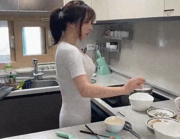 온라인슬롯, 슬롯사이트, 온라인카지노, 슬롯커뮤니티 슬롯왕국 - 열심히 식사 준비하는 와이프