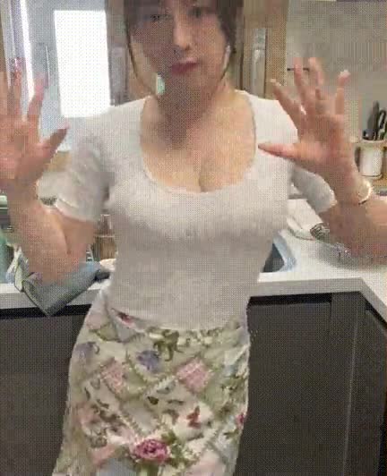 온라인슬롯, 슬롯사이트, 온라인카지노, 슬롯커뮤니티 슬롯왕국 - 열심히 식사 준비하는 와이프