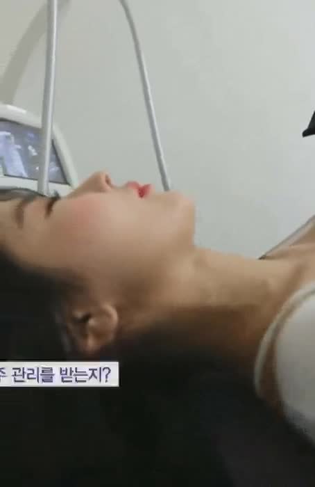 온라인슬롯, 슬롯사이트, 온라인카지노, 슬롯커뮤니티 슬롯왕국 - 피트니스 모델의 가슴 라인 관리