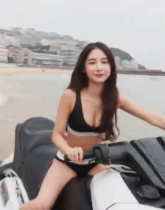 온라인슬롯, 슬롯사이트, 온라인카지노, 슬롯커뮤니티 슬롯왕국 - 속옷만 입고 제트스키 타기