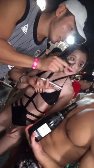 온라인슬롯, 슬롯사이트, 온라인카지노, 슬롯커뮤니티 슬롯왕국 - 비키니누나 근육남이랑..