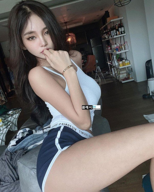 온라인슬롯, 슬롯사이트, 온라인카지노, 슬롯커뮤니티 슬롯왕국 - 이 여자 몸매가 대단하다....
