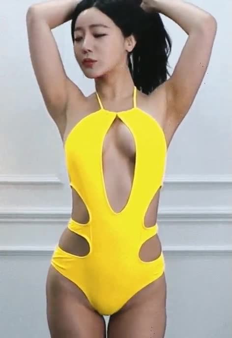 온라인슬롯, 슬롯사이트, 온라인카지노, 슬롯커뮤니티 슬롯왕국 - 여러가지 수영복 비교해주는 여자