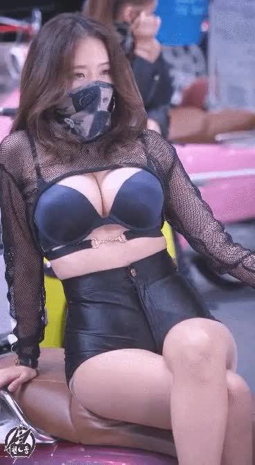 온라인슬롯, 슬롯사이트, 온라인카지노, 슬롯커뮤니티 슬롯왕국 - 레이싱걸 팬서비스 직캠.gif