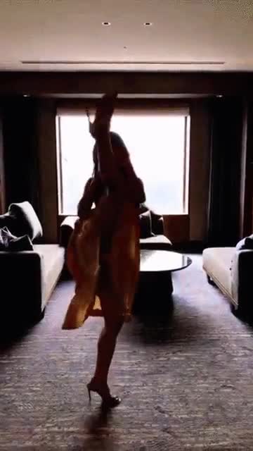온라인슬롯, 슬롯사이트, 온라인카지노, 슬롯커뮤니티 슬롯왕국 - 하이킥 하는 처자.gif
