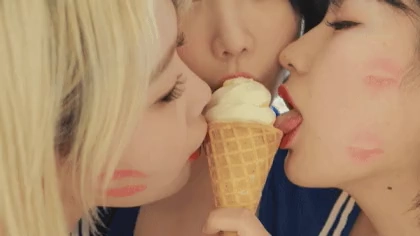 온라인슬롯, 슬롯사이트, 온라인카지노, 슬롯커뮤니티 슬롯왕국 - 아이스크림 나눠먹는 여자들