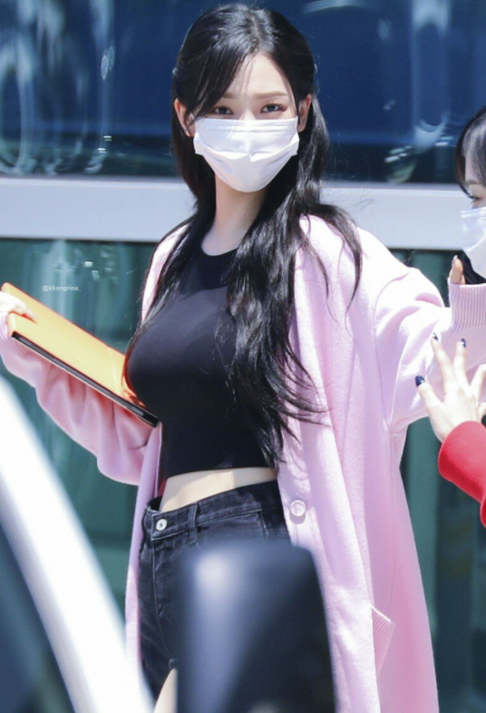 온라인슬롯, 슬롯사이트, 온라인카지노, 슬롯커뮤니티 슬롯왕국 - 이 외모에 몸매까지 경이로운 현역 아이돌