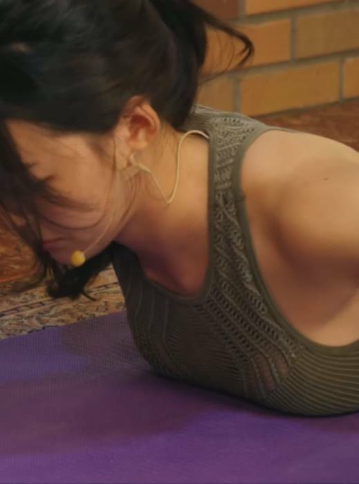 온라인슬롯, 슬롯사이트, 온라인카지노, 슬롯커뮤니티 슬롯왕국 - 직접 시범 보여주는 요가강사 누나