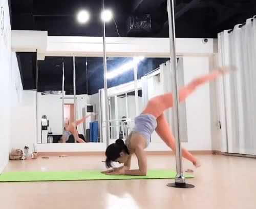 온라인슬롯, 슬롯사이트, 온라인카지노, 슬롯커뮤니티 슬롯왕국 - 폴댄스 누나의 코어강화 운동