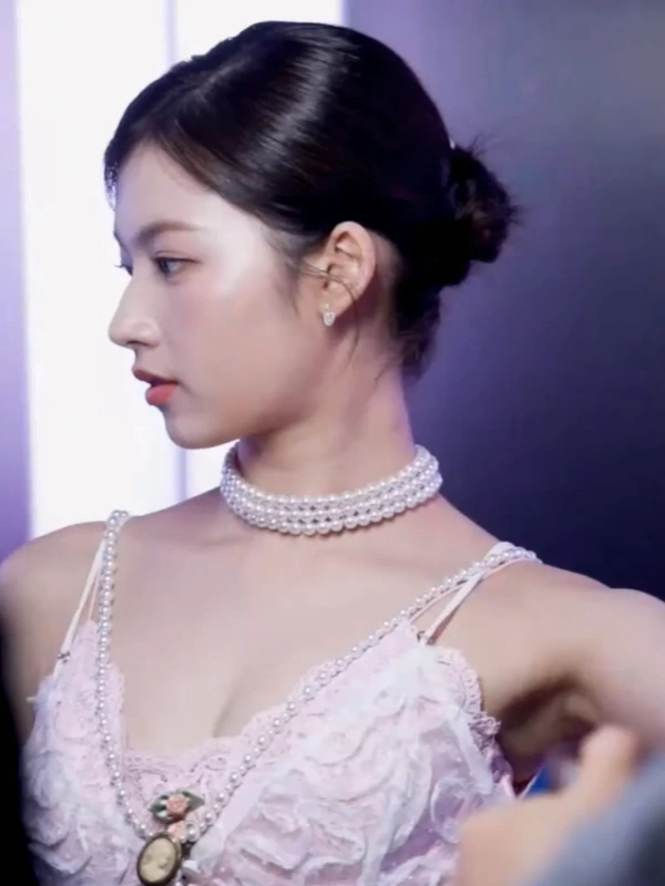 온라인슬롯, 슬롯사이트, 온라인카지노, 슬롯커뮤니티 슬롯왕국 - 란제리 룩 착용한 사나