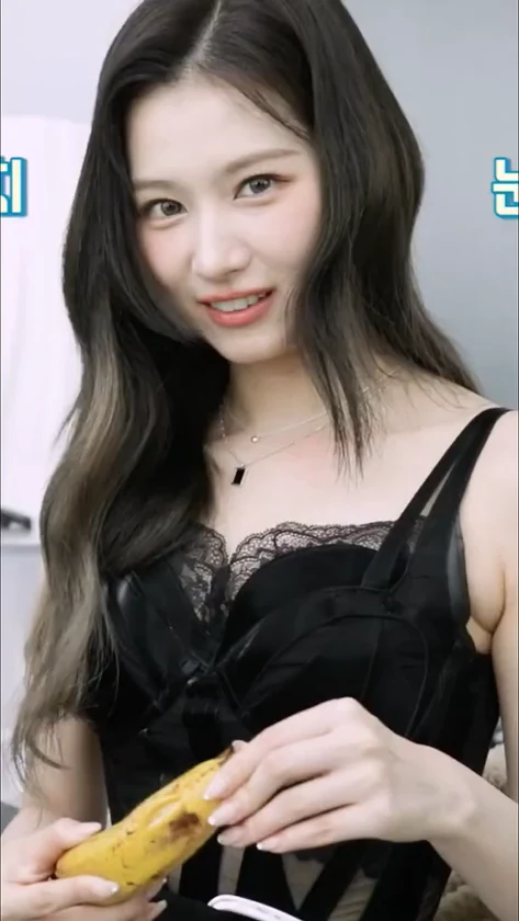 온라인슬롯, 슬롯사이트, 온라인카지노, 슬롯커뮤니티 슬롯왕국 - 란제리 룩 착용한 사나