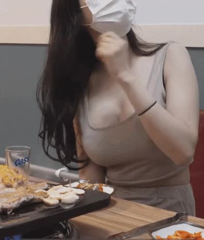 온라인슬롯, 슬롯사이트, 온라인카지노, 슬롯커뮤니티 슬롯왕국 - 눈 앞에서 야하게 입고 고기 구워주는 누나