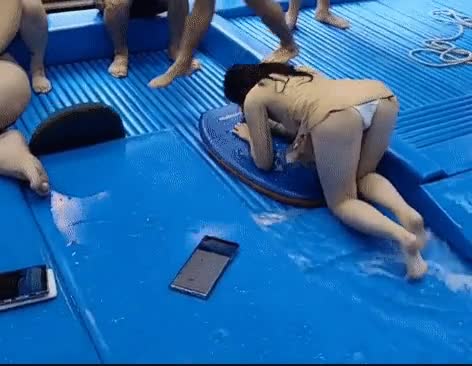 온라인슬롯, 슬롯사이트, 온라인카지노, 슬롯커뮤니티 슬롯왕국 - 야한 자태로 서핑시도하는 워터파크녀