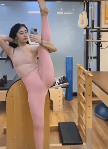 온라인슬롯, 슬롯사이트, 온라인카지노, 슬롯커뮤니티 슬롯왕국 - 다리찢기 좋아하는 필라테스녀