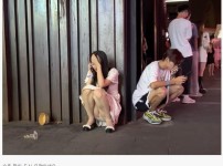 온라인슬롯, 슬롯사이트, 온라인카지노, 슬롯커뮤니티 슬롯왕국 - 길거리에서 대놓고 팬티 오픈하고 있는 여자   