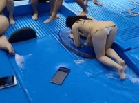 온라인슬롯, 슬롯사이트, 온라인카지노, 슬롯커뮤니티 슬롯왕국 - 야한 자태로 서핑시도하는 워터파크녀   