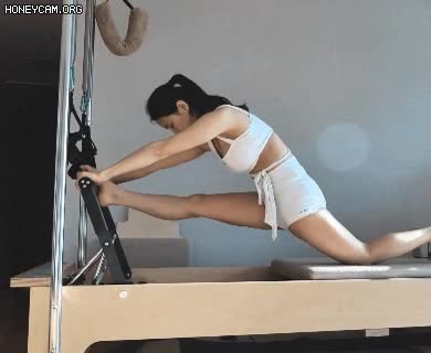 온라인슬롯, 슬롯사이트, 온라인카지노, 슬롯커뮤니티 슬롯왕국 - 하체단련 스트레칭하는 여자